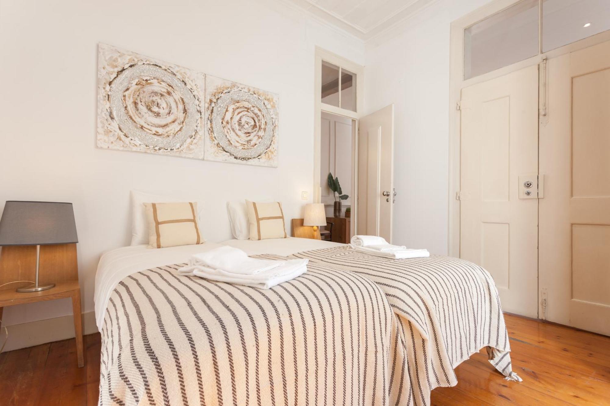 Tejo Vintage Three-Bedroom Apartment - By Lu Holidays Lisbon Bagian luar foto