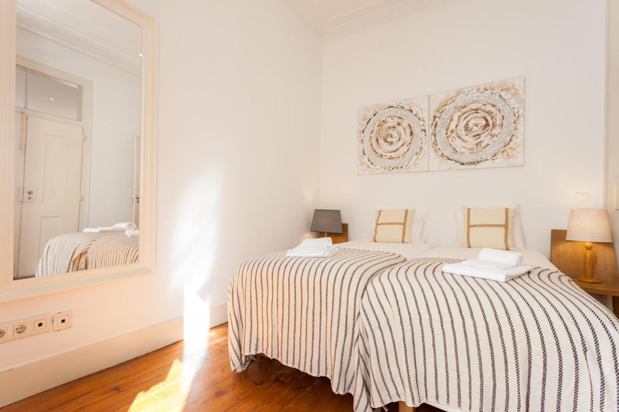 Tejo Vintage Three-Bedroom Apartment - By Lu Holidays Lisbon Bagian luar foto