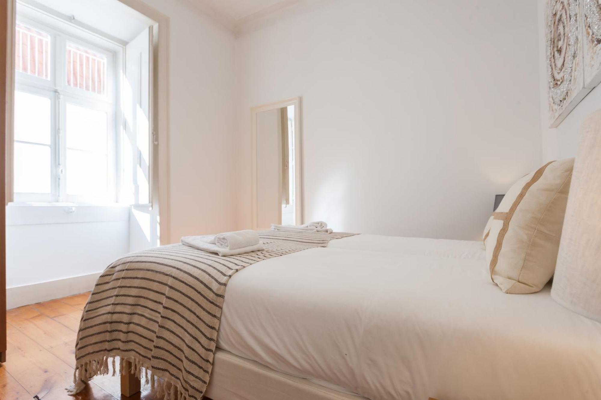 Tejo Vintage Three-Bedroom Apartment - By Lu Holidays Lisbon Bagian luar foto
